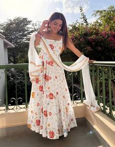 Robe Anarkali longue blanche brodée de fleurs avec dupatta, tenue décontractée d'été pour femmes indiennes et pakistanaises, en coton - Product Image 3