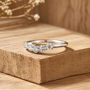 Bague de mariage incurvée en or massif 14 carats rose, jaune et blanc avec diamants de laboratoire, coupe brillant rond, et bague éternité chevron - Product Image 5