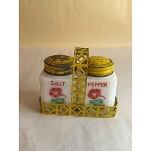 Juego de Saleros y Pimenteros Vintage de Acero Inoxidable con Soporte Amarillo, Diseño Floral, Cuerpo Blanco y Flores Rojas - Herramientas Duraderas y Antiderrames para Hierbas y Especias - Product Image 4
