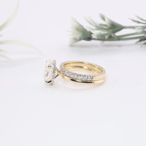 Anillo de compromiso y boda de lujo para mujer en oro amarillo macizo con diamante de laboratorio ovalado, halo oculto, solitario y banda pavé a juego para propuesta - Product Image 6