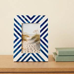 Cadre photo moderne en résine personnalisé avec un design décoratif élégant pour salon, chambre et bureau - Product Image 1