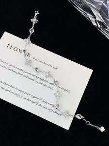 Collar Clover Hip Hop Unisex con Patrón Floral, Diamantes de Corte Brillante y Engaste de Garra, Chapado en Oro de Dieciocho Quilates - Product Image 5