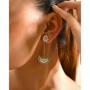 Pendientes Colgantes de Plata con Jazmín de Jaipur, India, Modelo MTER537, Marca Meera - Product Image 1