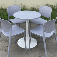 Tables en plastique robustes pour les espaces de restauration et d'événements commerciaux avec des pieds stables et un matériau résistant aux intempéries