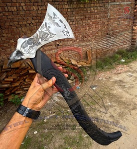 Hache à double lame Viking Ranger artisanale industrielle en acier, tête en acier Damas avec gravure complexe, manche en bois – Steel Craft International - Product Image 4