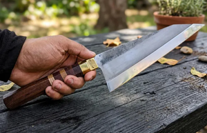 Couteau de chef en acier carbone forgé à la main, manche en bois, finition satinée, style japonais, lame tranchante comme un rasoir, fabricant de couteaux de cuisine - Product Image 4