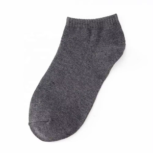 Chaussettes de sport pour femmes en coton et fibre de bambou de haute qualité avec logo personnalisé, volants et détail de manchette antidérapante, respirantes et à séchage rapide pour usage quotidien - Product Image 1