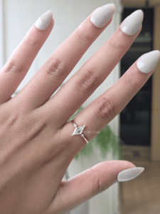 Anillo de Oro de 14K con Corte de Cometa, Cultivado en Laboratorio, 0.80 Ct, Certificado IGI, VS1, Banda Abierta, Diseño Geométrico, Engaste de Garras, Joyería Fina Moderna para - Product Image 1