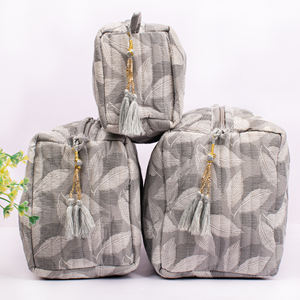 Sac de voyage cosmétique en coton matelassé, écologique, de luxe, imprimé floral, unisexe, réutilisable, multifonctionnel, durable et tendance - Product Image 2