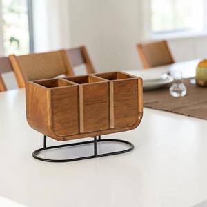 Juego de cubiertos de madera de tres columnas con base de metal, ideal para exhibir en la cocina, mesas de restaurante, cafeterías y mesas de comedor. - Product Image 3