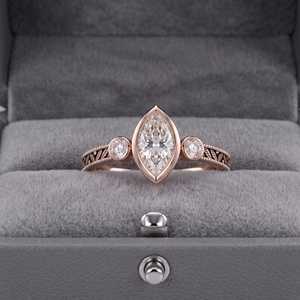 Bague Art Déco 2 carats en moissanite taille marquise, trois pierres, en argent 925 original plaqué or rose, cadeau de promesse ou de mariage pour les amoureux - Product Image 2