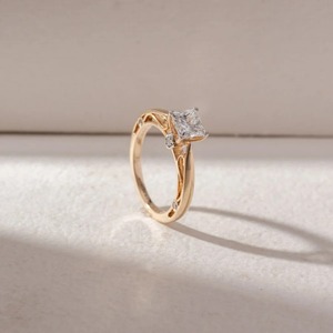 Bague de fiançailles solitaire en or jaune 14 carats avec diamant de laboratoire taille princesse 1,00 carat, bijoux fins personnalisés pour mariée - Product Image 4