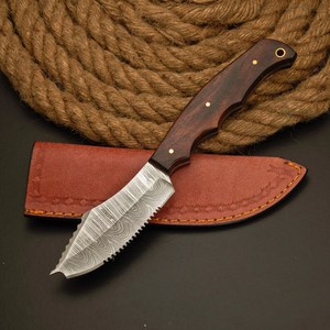 Couteau de chasse premium en acier Damas sur mesure, lame pointue, manche en bois de palo, étui en cuir véritable, qualité 100 %. - Product Image 1