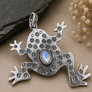 Colgante de latón hecho a mano con diseño de rana chapado en oro y plata, con piedra lunar arcoíris natural ovalada engastada en bisel, joyería artesanal unisex para regalo. - Product Image 5