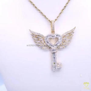 Colgante de Corazón con Alas Personalizado en Plata de Ley 925 con Engaste de Diamante Moissanite de Primera Calidad - Product Image 2
