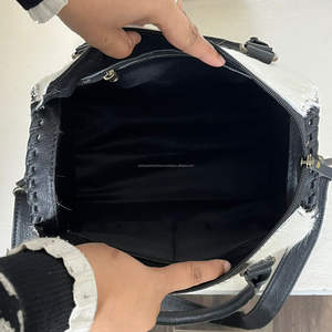 Bolso de Mano Mediano de Cuero Vacuno de Alta Calidad para Mujer, Bolso de Viaje Cruzado de Cuero Genuino Hecho a Mano por Diseñadores - Product Image 6