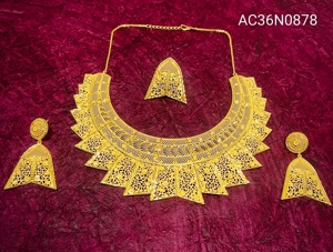 Collier ethnique classique plaqué or d'un gramme avec bague et boucles d'oreilles - Product Image 1