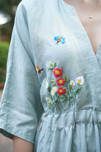 Robe maxi en lin pur vert sauge brodée de fleurs artisanale pour femmes, élégante robe bohème à col en V et manches longues - Product Image 4