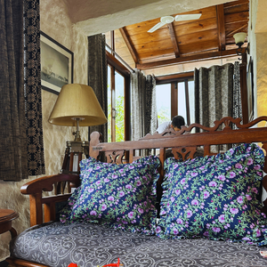 Housses de coussin florales, lot de 2, 16x16 pouces, bleu marine avec fleurs de lilas, bordures à volants, fermeture à cordon/dori, bleu nuit - Product Image 3