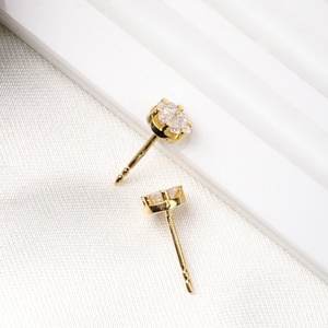 Boucles d'oreilles clous en or jaune massif 18 carats avec diamants naturels ronds sertis en grappe, bijoux fins Memoria Jewels, vente en gros - Product Image 3