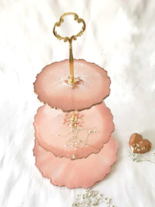 Support à gâteau en résine rose à 3 niveaux personnalisé pour les fêtes d'anniversaire, les mariages, les tables de desserts, les présentoirs de pâtisserie et les événements spéciaux - Product Image 1