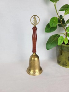 Campana de Mano de Latón de Diseño para Uso Espiritual con Mango de Madera para Decoración Premium, Enseñanza Escolar, Hoteles y Servicio de Llamadas - Product Image 5
