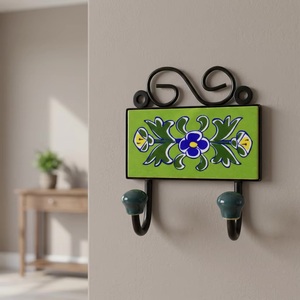 Patère murale en céramique verte avec motif floral bleu, style vintage fait main, 2 crochets - Product Image 1