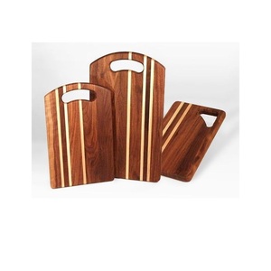 Planche en bois intemporelle conçue pour couper, trancher et servir les repas, offrant robustesse, durabilité et une beauté naturelle pour la cuisine - Product Image 1