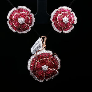 ชุดจี้เพชรและทับทิมทรงบริลเลียนต์คัท ประดับเพชรแล็บโกรว์สุดหรู ตัวเรือนทองคำโรสโกลด์ 14 กะรัต ฝังแบบซ่อน |   สตรี |   เพชรชีทัล - Product Image 1