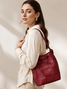 Sac seau Gravs en cuir véritable bordeaux, moderne, doux, tendance, pour femme, avec bandoulière réglable, léger, durable, luxueux, grand format - Product Image 5