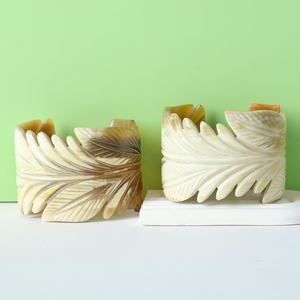 Brazalete de Cuerno de Búfalo Tallado, Artesanía Natural, Coleccionable, Tema de la Naturaleza, Joyería Hecha a Mano - Product Image 4