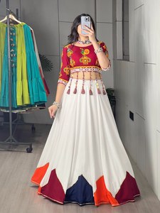 Tenue de mariage traditionnelle moderne en rayonne et coton, imprimée numériquement, style Navratri Chaniya Choli, avec broderies multi-fils, appliques miroir et pompons faits main - Product Image 1