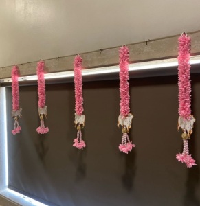 Guirnalda de flores con motivos de vaca hecha a mano, juego de 10 colgantes decorativos para puerta, para decoración festiva y de pooja. - Product Image 4