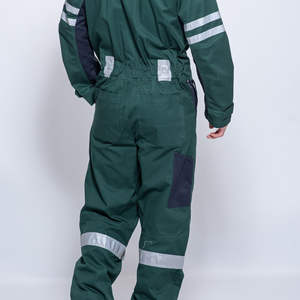 Traje de seguridad duradero diseñado para entornos exigentes. Ofrece protección, comodidad y flexibilidad para el uso diario en la industria y el trabajo. - Product Image 2