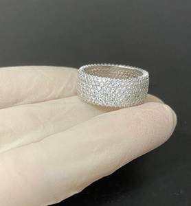 Anillo minimalista de moissanita con corte redondo y banda ancha de eternidad completa, de plata de ley 925 original, joyería fina, regalo sorpresa de boda para ella. - Product Image 1