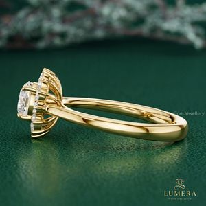 Anillo de compromiso de oro amarillo con halo floral de rayos de sol y banda lisa, diamante redondo brillante cultivado en laboratorio, anillo de joyería fina - Product Image 4