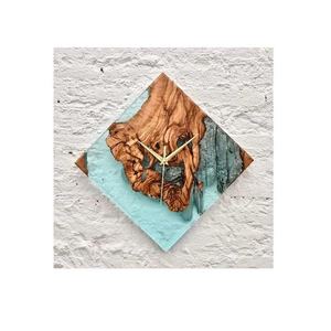 Décoration murale moderne pour la maison, grande horloge murale en bois et résine avec affichage à aiguilles de style antique et motifs artistiques en résine époxy - Product Image 4