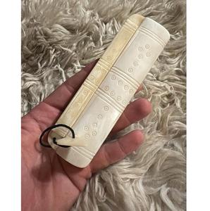 Nouvelle conception Peigne en os de buffle fait main de qualité supérieure, style viking moderne, motif floral sculpté, pour massage capillaire et usage en salon - Product Image 1