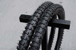 Neumático Plegable HOT 2026 KUMA KB107 de Caucho Natural Duradero con Patrón de Bloques, Negro 4PR para Bicicletas de Montaña y Uso Urbano - Product Image 4