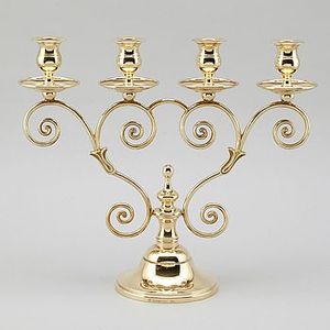 Candélabre décoratif en métal classique pour une décoration de table romantique avec un design élégant d'inspiration vintage - Product Image 4