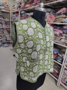 Gilet matelassé vert à fleurs pour femme, col en V, sans manches, veste en coton tissé, fermeture boutonnée, cadeau pour elle - Product Image 2
