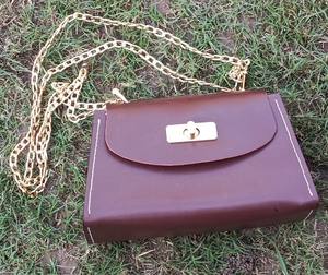 Mini sac à main en cuir véritable bordeaux avec chaîne, fermeture à loquet, poignée unique, sac à la mode pour le quotidien et les voyages - Product Image 4