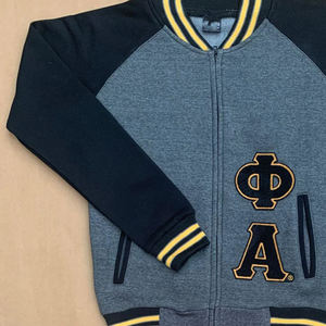 Chaqueta universitaria de forro polar Alpha Phi Alpha gris oscuro con letras griegas bordadas en chenilla y ribete negro y dorado - Product Image 4