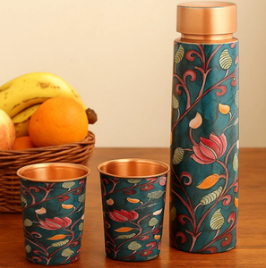 Ensemble de bouteilles d'eau en cuivre pur en gros, deux verres en cuivre imprimés, motif floral de lotus, bienfaits ayurvédiques pour la santé - Product Image 1