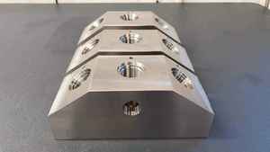 Composants de plaque en acier inoxydable usinés avec précision, services de fraisage CNC 5 axes, brochage VMC et traitement par électroérosion à fil. - Product Image 4