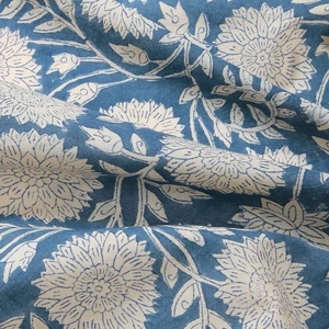 Tela 100% algodón índigo con estampado floral a mano |   Tela Botánica Azul Jaipur para Prendas de Vestir al por Mayor - Product Image 3