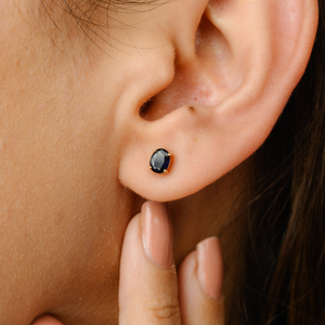 ต่างหูทองคำขาว 18K ประดับไพลินสีน้ำเงินเข้มแบบฝังหนามเตย - Product Image 4