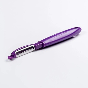 Éplucheur à julienne élégant JAYA MATA JM124, lame en acier inoxydable japonais, manche ABS violet, pour carottes, concombres et pommes de terre - Product Image 3