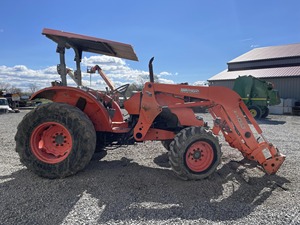 Tractor M8540 2006, Equipo Premium Listo para Exportación, Suministro a Granel de Alta Resistencia - Product Image 2