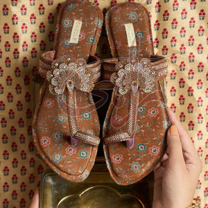 Chaussures tendance pour femmes, imprimées et personnalisables, fabriquées à la main, style Kolhapuri, avec semelle intermédiaire antidérapante - Product Image 4